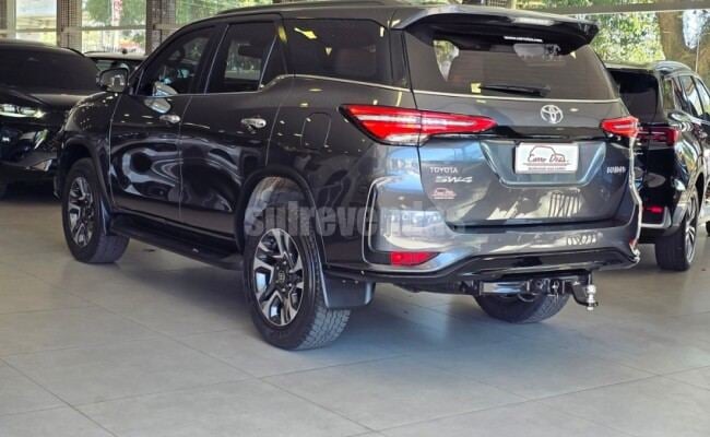 Toyota HILUX SW4 2.8 D-4D TURBO DIESEL DIAMOND 7L 4X4 AUTOMÁTICO