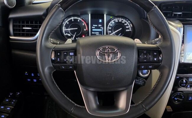 Toyota HILUX SW4 2.8 D-4D TURBO DIESEL DIAMOND 7L 4X4 AUTOMÁTICO