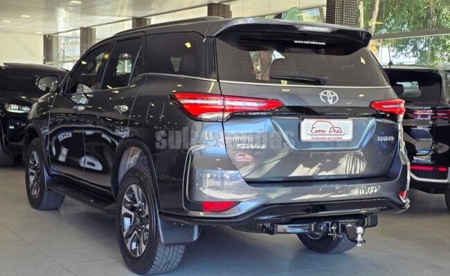 Toyota HILUX SW4 2.8 D-4D TURBO DIESEL DIAMOND 7L 4X4 AUTOMÁTICO
