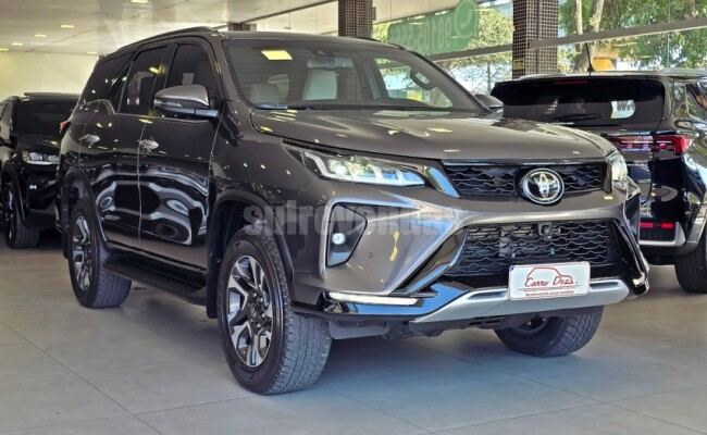 Toyota HILUX SW4 2.8 D-4D TURBO DIESEL DIAMOND 7L 4X4 AUTOMÁTICO