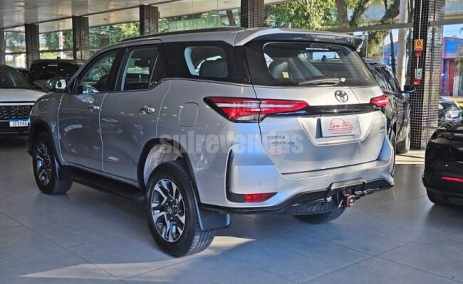 Toyota HILUX SW4 2.8 D-4D TURBO DIESEL SRX PLATINUM 4X4 AUTOMÁTICO
