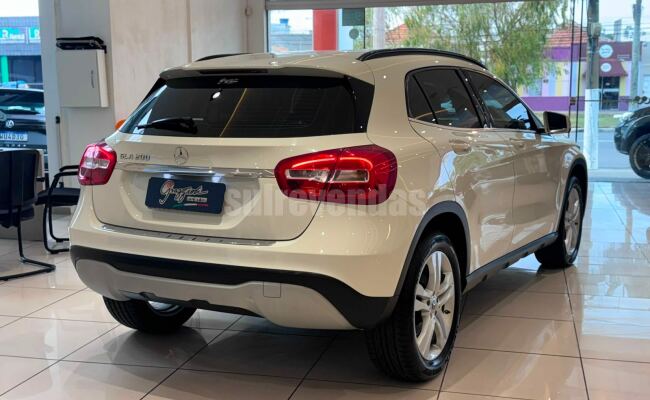 Mercedes-Benz GLA 200