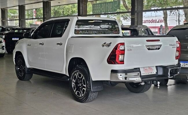 Toyota HILUX 2.8 D-4D TURBO DIESEL CD SRX LIMITED 4X4 AUTOMÁTICO